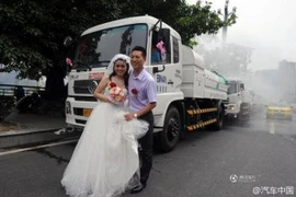 Chú rể bị chỉ trích dữ dội vì dùng xe chở nước để rước dâu 