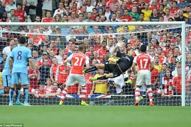 Man City may mắn cầm hòa Arsenal trong trận cầu nghẹt thở 