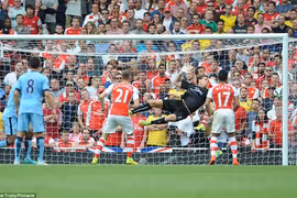 Man City may mắn cầm hòa Arsenal trong trận cầu nghẹt thở 