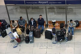 Hành khách đợi các chuyến tầu hỏa đường dài do nhân viên hàng không Lufthansa đình công. (Nguồn: AFP/TTXVN)