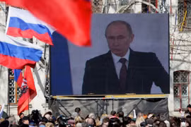 Người dân ở Sevastopol nghe bài phát biểu của Tổng thống Putin về việc sáp nhập Crimea vào Liên bang Nga. (Ảnh: EPA)