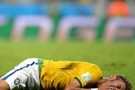 Leo Messi, Oezil, Podolski động viên Neymar sau chấn thương