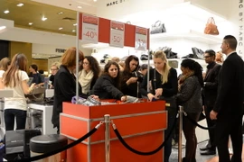 Các trung tâm thương mại tại Paris bước vào mùa giảm giá