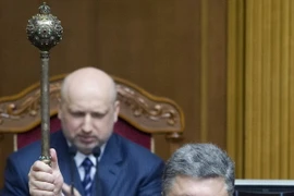 Video lính Ukraine bị rơi súng ngay trước mặt ông Poroshenko