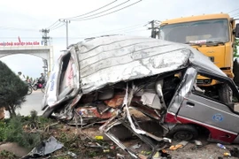 Xe khách đối đầu xe tải làm hàng chục người bị thương nặng