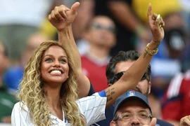 Hôn thê của “Ngựa chứng” Balotelli đẹp rạng ngời trên khán đài