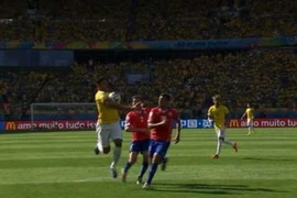 Cận cảnh bàn thắng không được công nhận của Hulk cho Brazil