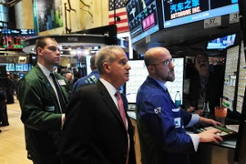 Chứng khoán toàn cầu xanh sàn, S&P 500 lập kỷ lục mới 