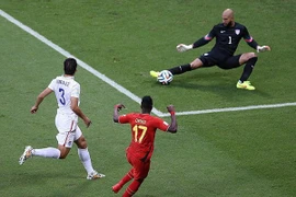 Mãn nhãn với bức ảnh 16 pha cứu nguy của siêu thủ môn Howard