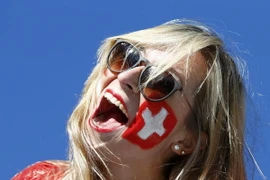 Những cổ động viên nữ quyến rũ nhất của loạt trận đêm qua