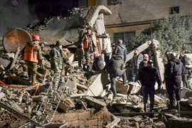 Lực lượng an ninh Syria được triển khai tại hiện trường vụ không kích của Israel xuống thành phố Homs, ngày 7/2/2024. (Ảnh: AFP/TTXVN)