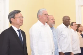 Bí thư thứ Nhất Ban Chấp hành Trung ương Đảng, Chủ tịch Cuba Miguel Díaz-Canel Bermúdez (thứ hai từ trái sang) và các đồng chí: Ủy viên Bộ Chính trị, Thủ tướng Manuel Marrero Cruz, Phó Chủ tịch Quốc hội Ana María Mari Machado, Ủy viên Bộ Chính trị, Bộ trưởng Ngoại giao Bruno Rodríguez Parilla và Đại sứ Việt Nam Lê Quang Long (ngoài cùng bên trái) viếng Tổng Bí thư Nguyễn Phú Trọng. (Ảnh: Việt Hùng/TTXVN)