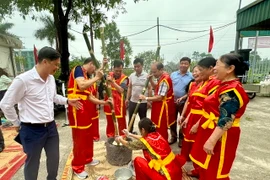 Phần thi giã bánh giày nằm trong khuôn khổ các hoạt động chào mừng Lễ hội Vua Hùng dạy dân cấy lúa. (Nguồn: Báo Phú Thọ)