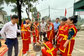 Phần thi giã bánh giày nằm trong khuôn khổ các hoạt động chào mừng Lễ hội Vua Hùng dạy dân cấy lúa. (Nguồn: Báo Phú Thọ)