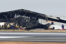 Máy bay thương mại của hãng hàng không Japan Airlines (JAL) cháy rụi sau vụ va chạm với máy bay của Lực lượng Bảo vệ bờ biển Nhật Bản, tại sân bay Haneda ở Tokyo, ngày 3/1/2024. (Ảnh: Kyodo/TTXVN)