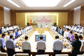 Thủ tướng Phạm Minh Chính cùng các thành viên Chính phủ và đại biểu dành 1 phút mặc niệm đồng bào bị tử nạn do cơn bão số 3. (Ảnh: Dương Giang/TTXVN)