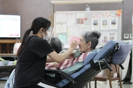 Hộ lý viên Việt Nam chăm sóc người cao tuổi. (Ảnh minh họa. Đào Thanh Tùng/TTXVN)