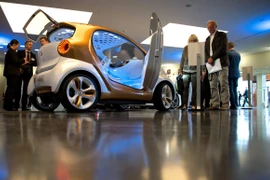 Một mẫu xe tự hành được giới thiệu tại Hội nghị Smart mobility ở Berlin, Đức. (Ảnh: AFP/TTXVN)