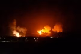 Khói lửa bốc lên sau cuộc không kích của Mỹ và Anh nhằm vào trạm radar của Houthi gần Sanaa, Yemen ngày 13/1/2024. (Ảnh: IRNA/TTXVN)