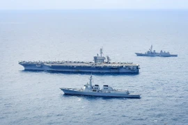 Tàu khu trục Seoae Ryu Seong-ryong của Hàn Quốc, tàu sân bay chạy bằng năng lượng hạt nhân USS Theodore Roosevelt của Mỹ và tàu khu trục Ariake của Nhật Bản tham gia cuộc tập trận chung ngoài khơi đảo Jeju, Hàn Quốc, ngày 11/4/2024. (Ảnh: Yonhap/TTXVN)