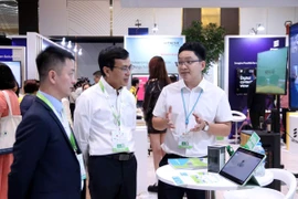 Khách tham quan "Triển lãm xanh Thụy Điển" nghe giới thiệu những giải pháp, thông tin cập nhật về công nghệ cao, phát triển kinh tế xanh. (Ảnh: Xuân Khu/TTXVN)
