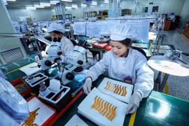 Dây chuyền kiểm tra bảng mạch điện tử tại một doanh nghiệp của Hàn Quốc tại khu công nghiệp Yên Phong. (Ảnh: Danh Lam/TTXVN)