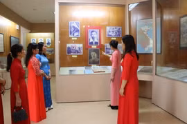 Khách tham quan và nghe thuyết minh về các hiện vật được trưng bày trong Nhà trưng bày lưu niệm Tổng Bí thư Trần Phú. (Ảnh: Hoàng Ngà/TTXVN)