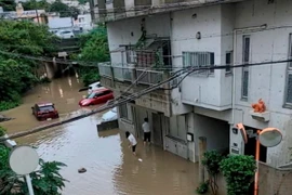 Cảnh ngập do mưa lớn ở Okinawa, Nhật Bản. (Ảnh: Reuters)