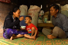 Phụ huynh trẻ bị suy dinh dưỡng, thấp còi, nhẹ cân được hỗ trợ kiến thức chăm sóc bữa ăn cho trẻ đúng cách. (Ảnh: Thanh Thủy/TTXVN)