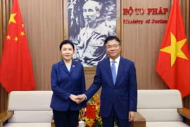 Bộ trưởng Tư pháp Lê Thành Long với Bộ trưởng Tư pháp Trung Quốc Hạ Vinh. (Ảnh: Phạm Kiên/TTXVN)