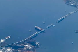 Hiện trường vụ sập cầu Francis Scott Key ở thành phố Baltimore, bang Maryland (Mỹ), sau khi bị tàu chở hàng đâm trúng, ngày 31/3. (Ảnh: AFP/TTXVN)