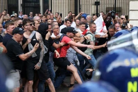 Tòa án Anh kết án tù hai đối tượng kích động bạo lực trên mạng