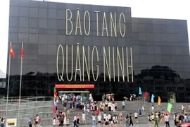 Bảo tàng Quảng Ninh thu hút đông du khách tới tham quan. (Ảnh: Đức Hiếu/TTXVN)