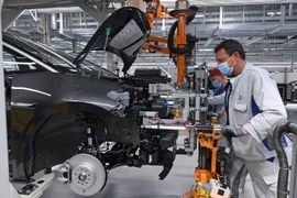 Công nhân làm việc tại một nhà máy của hãng ôtô Volkswagen. (Ảnh: AFP/TTXVN)