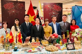 Gian hàng của Đại sứ quán Việt Nam tại Brunei Darussalam với những món ẩm thực Việt Nam đặc sắc. (Ảnh: TTXVN phát)
