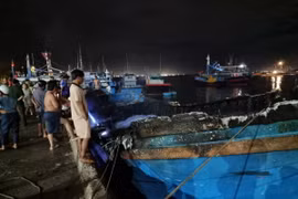 Hiện trường vụ cháy tàu cá tại cảng Ninh Chữ (huyện Ninh Hải, Ninh Thuận). (Ảnh: Nguyễn Thành/TTXVN)