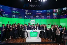 Các giám đốc điều hành và nhân viên của Webtoon Entertainment tại lễ rung chuông niêm yết trên sàn giao dịch Nasdaq. (Ảnh: Webtoon Entertainment)