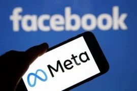 Biểu tượng Meta và Facebook trên màn hình điện thoại thông minh. (Ảnh: Getty Images/TTXVN)