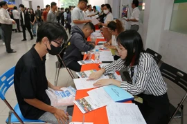 Đông đảo sinh viên, người lao động tìm việc tại “Sàn giao dịch việc làm liên kết vùng trực tiếp và trực tuyến” năm 2024. (Ảnh: Thanh Vũ/TTXVN)