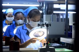 Dây chuyền gia công linh kiện đo lường nhiệt độ. (Ảnh: Tuấn Anh/TTXVN)