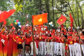 Tiết mục văn nghệ của con em người Việt tại Cyprus. (Ảnh: TTXVN phát)