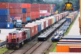 Tàu chở hàng hóa tại kho container ở Uiwang, cách Seoul (Hàn Quốc) 21km về phía nam. (Ảnh: Yonhap/TTXVN)