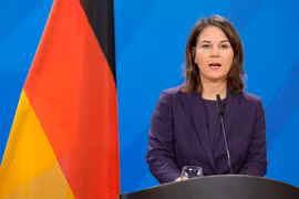 Ngoại trưởng Đức Annalena Baerbock trong một cuộc họp báo tại Berlin. (Ảnh: AFP/TTXVN)