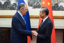 Bộ trưởng Ngoại giao Trung Quốc Vương Nghị (phải) và Ngoại trưởng Nga Sergei Lavrov tại cuộc gặp ở Bắc Kinh ngày 16/10/2023. (Ảnh: AFP/TTXVN)