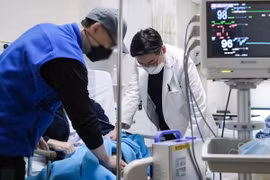 Nhân viên y tế điều trị cho bệnh nhân tại một bệnh viện ở Seongnam, Hàn Quốc. (Ảnh: Yonhap/TTXVN)