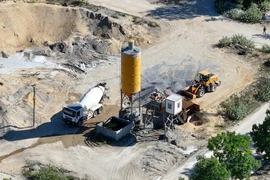 Trạm trộn bêtông vẫn hoạt động dù đã bị chính quyền xã Cát Khánh lập biên bản. (Ảnh: Sỹ Thắng/TTXVN)