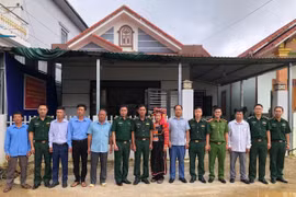 Ngày 17/8, Bộ Chỉ huy Bộ đội Biên phòng tỉnh Lai Châu cùng Tập đoàn Viễn thông quân đội Viettel tổ chức lễ khánh thành và bàn giao “Nhà đồng đội” cho Trung úy quân nhân chuyên nghiệp Pờ Lỳ Xá có hoàn cảnh gia đình khó khăn. (Ảnh: TTXVN phát)