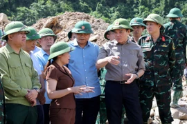 Phó Thủ tướng Trần Lưu Quang cùng đoàn công tác kiểm tra công tác khắc phục hậu quả lũ quét tại bản Lĩnh, xã Mường Pồn, huyện Điện Biên, tỉnh Điện Biên. (Ảnh: Trung Kiên/TTXVN)
