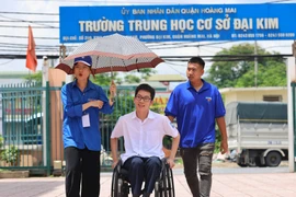 Vượt lên số phận, thí sinh bị liệt 2 chân quyết tâm vào đại học