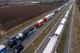 Xe tải xếp hàng chờ đi qua cửa khẩu biên giới Ba Lan-Ukraine tại Medyka, đông nam Ba Lan, ngày 17/2. (Ảnh: AFP/TTXVN)